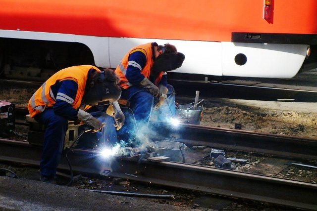 Dělníci pracují na opravě kolejí | foto: Ivan Holas,  Český rozhlas