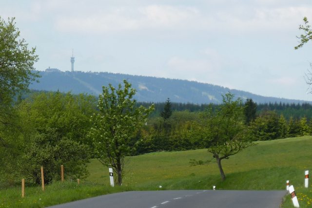 Krušné hory. Na horizontu vlevo vysílač Buková hora | foto: David Hertl,  Český rozhlas