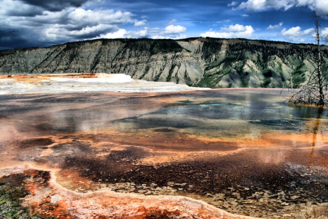 Dramatické scenérie Yellowstonského národního parku lákají každoročně tisíce turistů | foto: licence Creative Commons Attribution 3.0 Unported,  Brocken Inaglory
