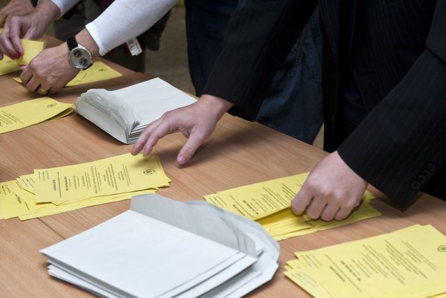 Sčítání volebních lístků | foto: Filip Jandourek