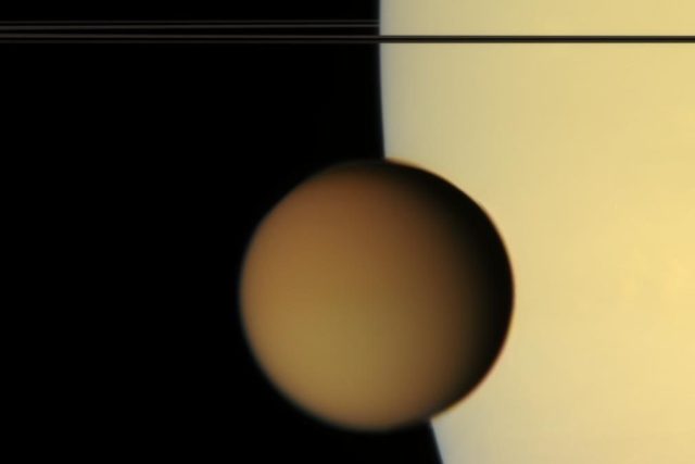 Měsíc Titan před Saturnem | foto:  NASA