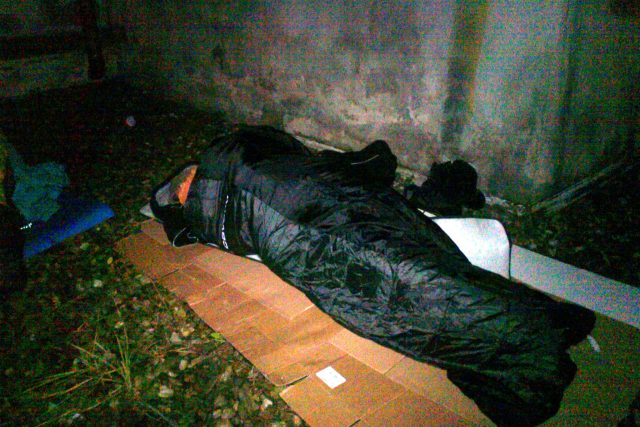 Pan Honza spí před kostelem svatého Václava v Ostravě na akci Noc venku | foto: Jana Jeckelová
