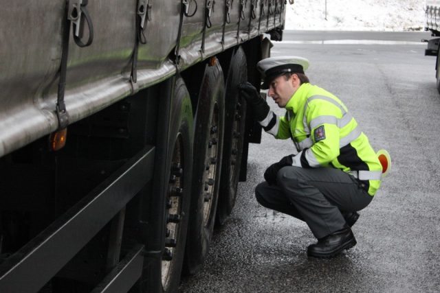 Policista při kontrole kamionu | foto: Lucie Maxová