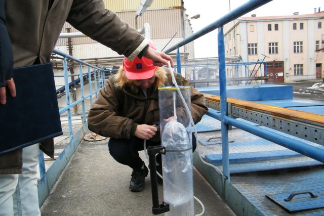 Odebírání vzorku vzduchu vycházejícího z čistírny odpadních vod v areálu bývalé Setuzy | foto: Gabriela Hauptvogelová,  Český rozhlas