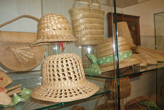 Klobouky a kabelky z orobince v bakovském muzeu | foto: Jana  Huzilová