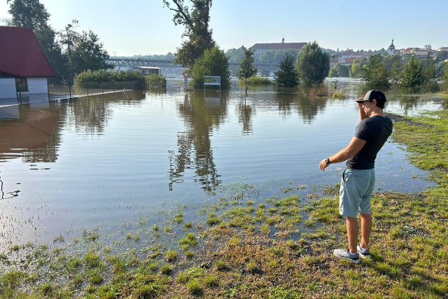 Správce vědomického klubu kanoistů Ondřej Zajíc obhlíží rozsah škod | foto: Lucie Heyzlová,  Český rozhlas