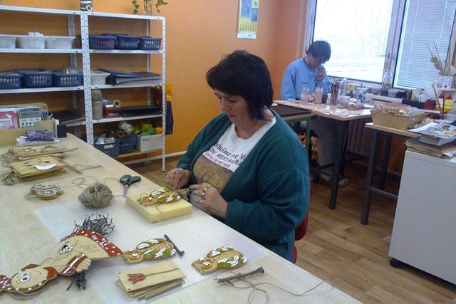 Chráněná dílna v Krupce zaměstnává dvacítku handicapovaných lidí | foto: Gabriela Hauptvogelová,  Český rozhlas