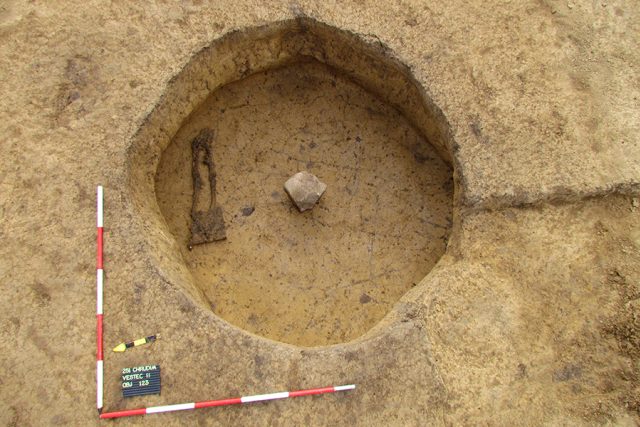 Archeologické pozůstatky - důkaz kanibalismu na Chrudimsku  (polovina lidské kostry s opálenými a ořezanými kostmi) | foto: Jan Musil