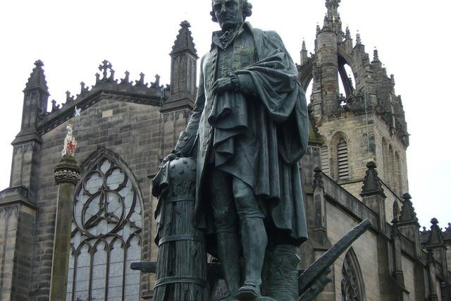 Socha skotského ekonoma a filozofa Adama Smithe v Edinburghu | foto: Creative Commons Attribution 3.0 Unported,  Kim Traynor