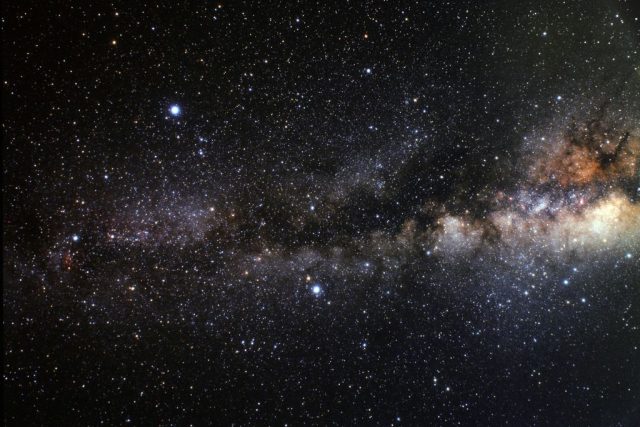 V létě můžete na obloze vidět tzv. letní trojúhelník ze tří jasných hvězd Vega  (vlevo nahoře),  Altair  (dole ve střední části) a Deneb  (zcela vlevo) | foto: Akira Fujii,  ESA/Hubble Images and Videos,  CC BY 4.0