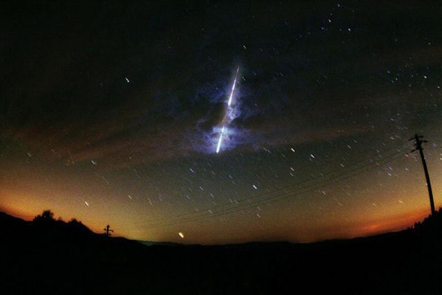 Jasný meteor v mracích | foto: Lorenzo Lovato