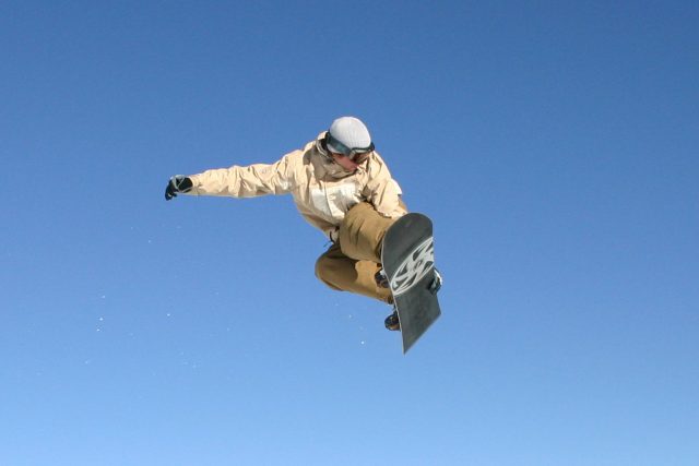 Skok na snowboardu | foto: Fotobanka stock.xchng