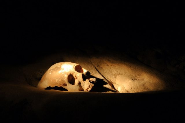 Lidská lebka z mayské jeskyně Actun Tunichil Muknal v Belize | foto: licence Creative Commons Attribution 2.0 Generic,  Anti T. Nissinen