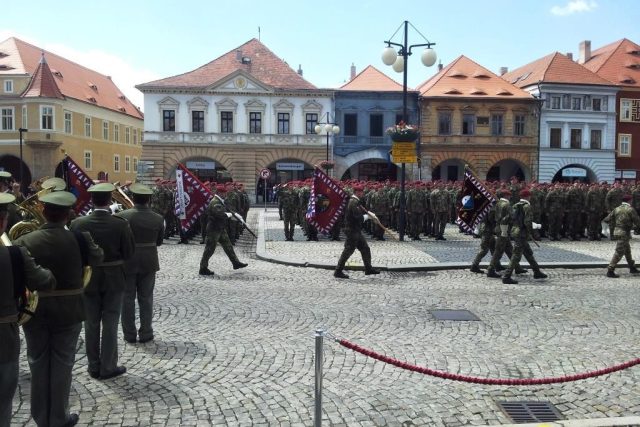Slavnostní nástup vojáků brigády rychlého nasazení v Žatci | foto: Jan Bachorík,  Český rozhlas