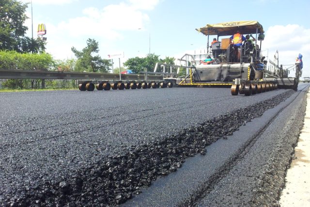 Pokládka asfaltu  (ilustr. foto) | foto: Petr Jansa