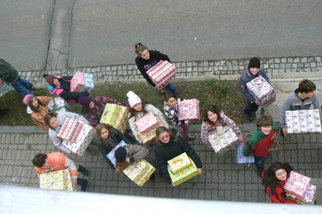 Krabice od bot na cestě k dětem | foto:  Diakonie ČCE