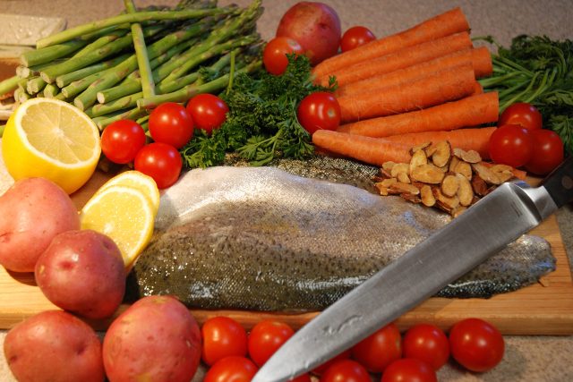 jídlo,  ryba,  zelenina,  brambory,  rajčata,  mrkev,  nůž,  vaření | foto: Fotobanka  Freeimages