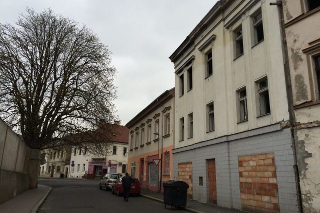 Zdevastovaný dům v ulici 1. Máje v Ústí nad Labem zřejmě koupí město | foto: Gabriela Hauptvogelová,  Český rozhlas