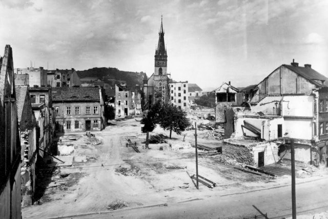 Kostel Nanebevzetí Panny Marie má od bombardování v r. 1945 šikmou věž | foto: Muzeum města Ústí nad Labem