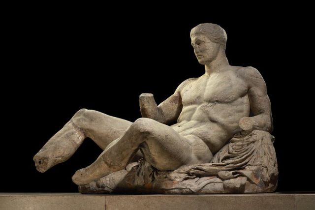 Socha pravděpodobně Dionýsia,  438-432 před Kristem,  z východního štítu  Parthenónu | foto:  The Trustees of the British Museum
