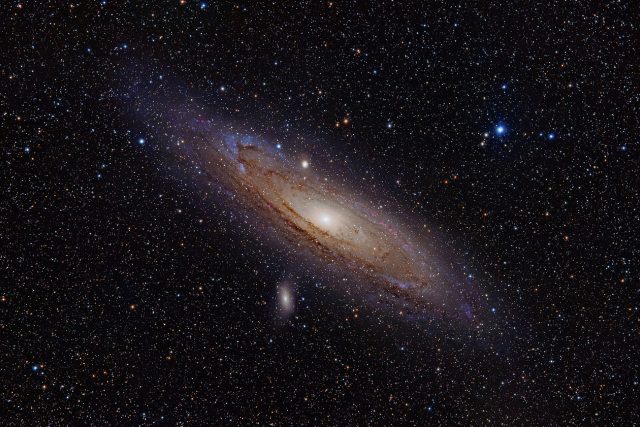 Galaxie v Andromedě spolu se svými dvěma satelity | foto: Adam Evans,   CC BY 2.0