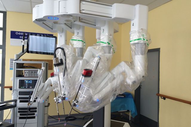 Masarykova nemocnice v Ústí nad Labem má jako první ve střední a východní Evropě operačního robota čtvrté generace | foto: Gabriela Hauptvogelová,  Český rozhlas