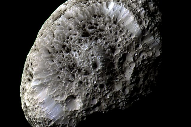 Saturnův měsíc Hyperion | foto:  NASA/JPL/Space Science Institute