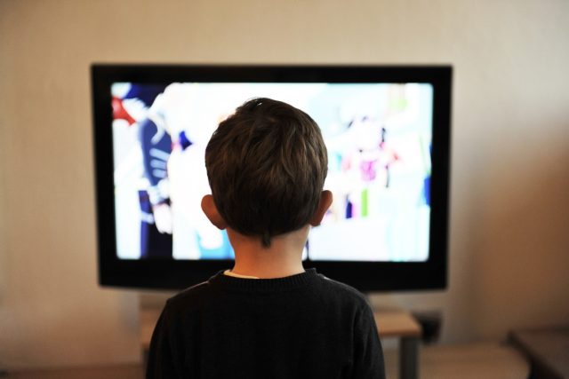 Dítě před televizí | foto:  CC0 1.0 Universal  (CC0 1.0) Public Domain Dedication