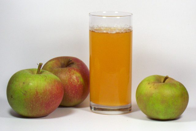 Jablka a jablečný mošt | foto: Creative Commons Attribution- Share Alike 3.0 Unported license,   Metoc