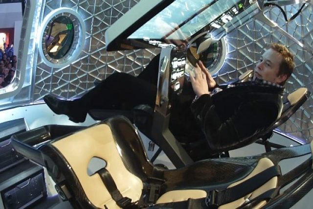 Elon Musk v kosmické lodi Dragon V2 | foto:  SpaceX
