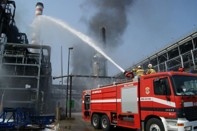 Hasičům se podařilo dostat pod kontrolu požár v areálu chemičky Unipetrol v Záluží u Litvínova na Mostecku | foto:  Hasičský záchranný sbor ČR