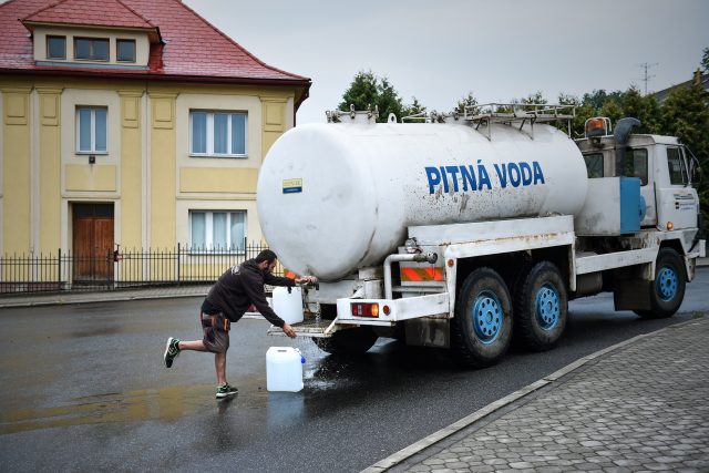 Cisterna s pitnou vodou | foto: ČTK
