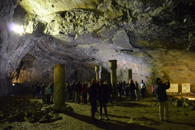 Předsíň jeskyně Býčí skála,  kde došlo v roce 1872 ke známému archeologickému objevu Jindřicha Wankela | foto: licence Creative Commons Attribution-Share Alike 4.0 International,  Lukáš Malý