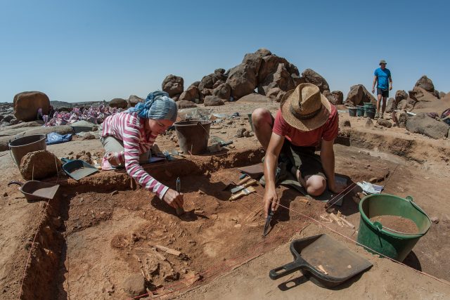 Začišťování pohřbů mezolitických lovců-sběračů na lokalitě Sfinga v pohoří Sabaloka v centrálním Súdánu | foto: Petr Pokorný