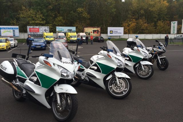 Policisté na motorkách z celého kraje se zdokonalovali v ovládání svých strojů na polygonu v Mostě | foto: Jan  Beneš