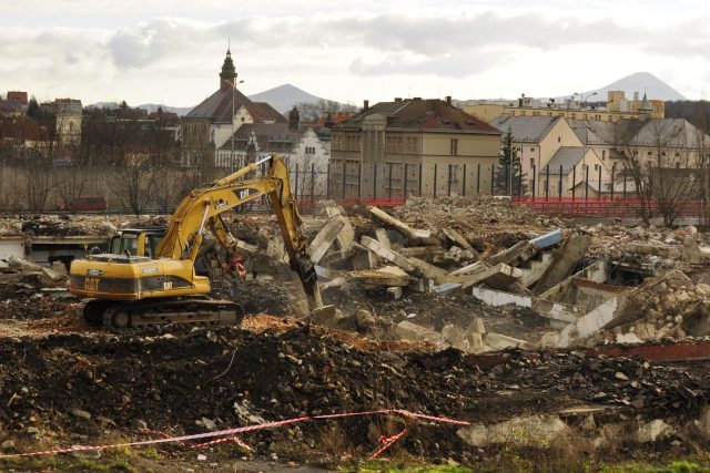 Demolice zimního stadionu v Teplicích pokračuje | foto: Martin Kubištík