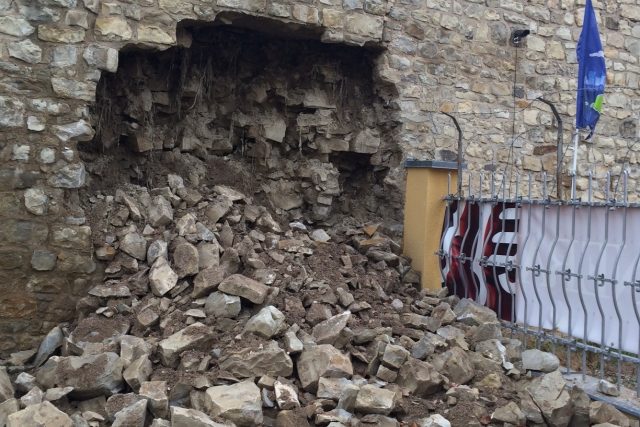 Louny,  vyvalená část zdi městských hradeb  (výřez) | foto: Jan Beneš,  Český rozhlas