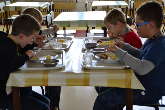 Děti ve školní jídelně  (ilustr. obr.) | foto: Dáša Kubíková,  Český rozhlas