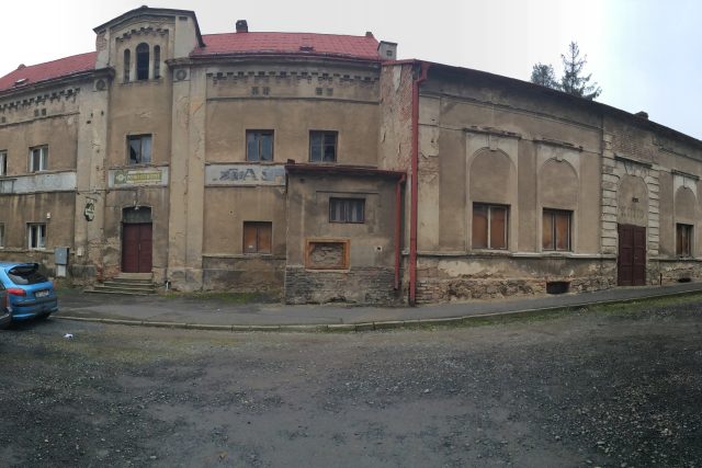 Budova bývalého kina a restaurace v Modlanech na Teplicku | foto: Daniela Pilařová,  Český rozhlas