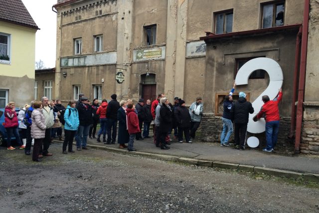 Lidé protestující proti bourání budovy bývalého kina a restaurace v Modlanech | foto: Daniela Pilařová,  Český rozhlas