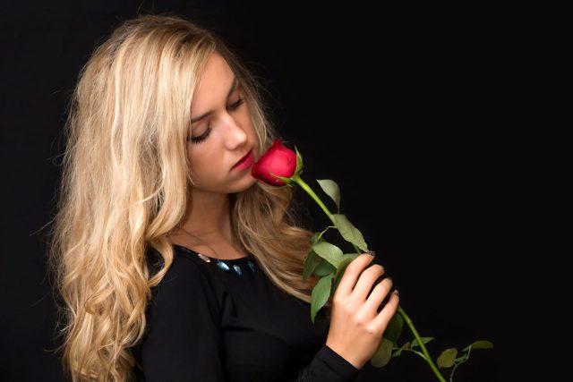 žena,  rudá růže | foto: Fotobanka Pixabay