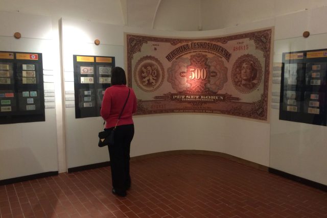 Sběratelé Petr Diviš a Jan Šenfeld vystavují v teplickém muzeu bankovky,  kterými se platilo v Československu do roku 1918 | foto: Gabriela Hauptvogelová,  Český rozhlas