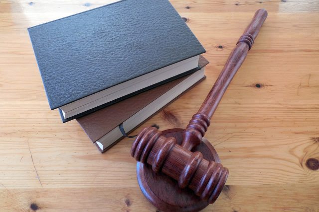 Soudcovské kladívko  (ilustr. foto) | foto: Fotobanka Pixabay,  Fotobanka Pixabay