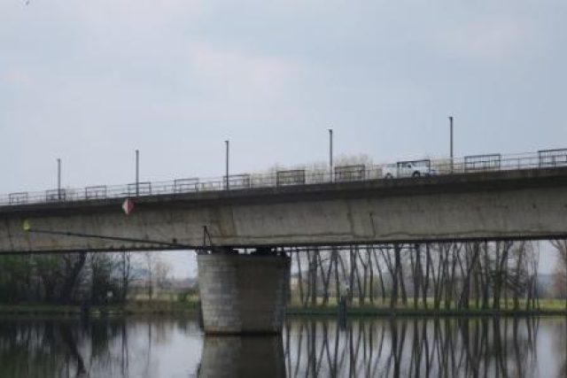 Štětský most. Městem denně projedou stovky nákladních aut | foto: Lucie Valášková