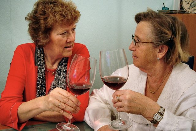 Víno mají rády ženy snad v jakémkoliv věku | foto: Fotobanka Pixabay