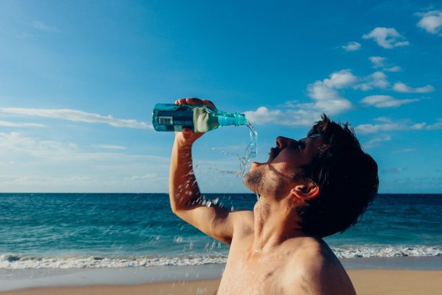 Dospělý člověk by měl denně vypít dva až tři litry vody,  v horkých letních dnech by to mělo být ještě víc | foto: Fotobanka Pixabay