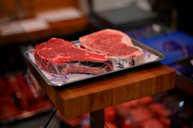 Steaky z hovězího roštěnce připravené na gril | foto: Martin Čuřík