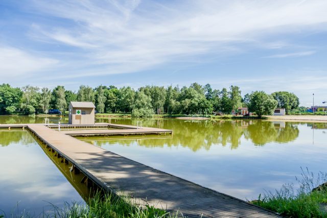 Chomutovské Kamencové jezero má rozlohu téměř 16 hektarů a průměrnou hloubku 2 metryg | foto: Martin Šopf