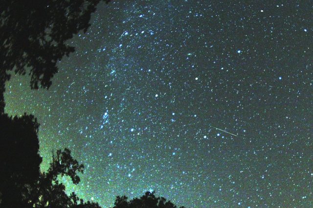 Perseidy budete moct pozorovat už dnes v noci. | foto:  CC BY-SA 3.0,  Brocken Inaglory