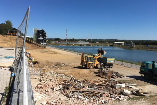 Stavbaři opravují areál vodního kanálu v Račicích,  aby byl důstojným Národním olympijským centrem | foto: Lucie Valášková